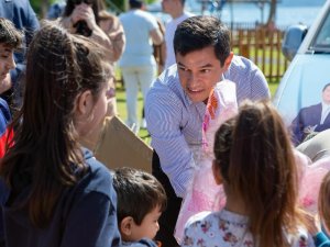 Acar Ünlü, Buruncu Macera Parkı'nda çocuklara  pamuk şeker dağıttı!