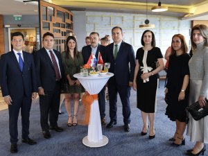 HOLLANDALI DOSTLARDAN MARMARİS’E FİDAN BAĞIŞI