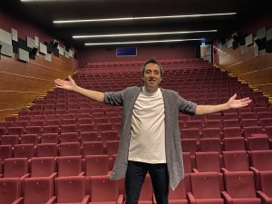 O YAZIYOR, İNSANLAR YAŞIYOR