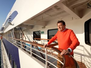 AŞK GEMİSİNİ AŞK ŞARKISIYLA TANITIYOR