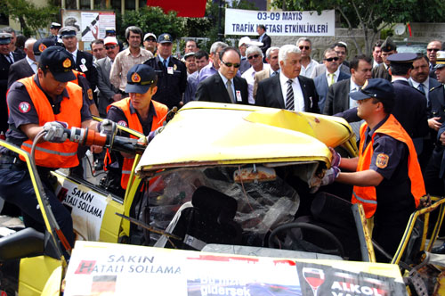 Veliler çocuklarına trafik dersi vermeli