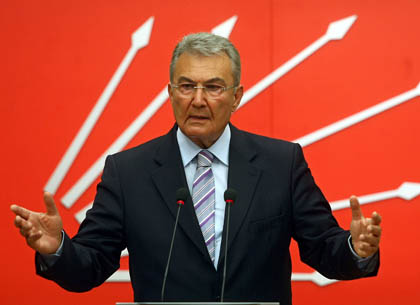 Deniz Baykal istifa etti