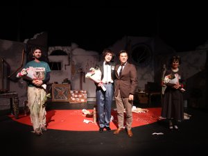 TİYATROSEVERLER BU OYUNA KİTAPLA GİRDİ