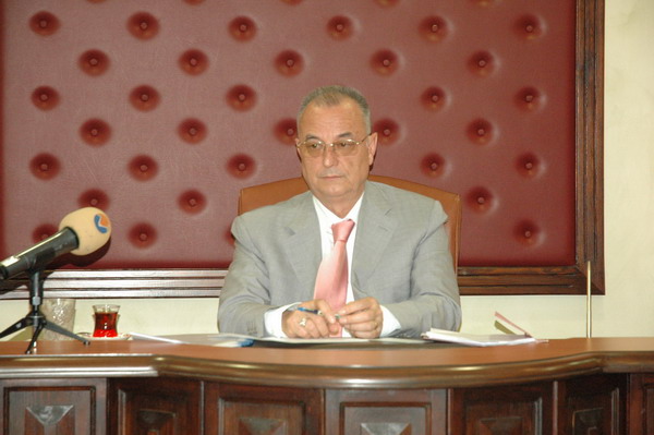 Ünlü: Herkes elini taşın altına koymalı