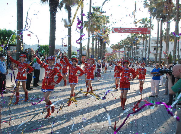 Karnaval gibi başladı