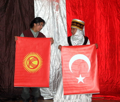 Kırgızistanlı öğrencilerden ağlatan gösteri