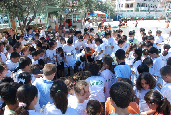 Çocuklar Bukaşi topuyla dere temizledi