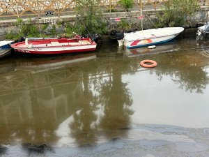 Marmaris Aksaz Lojmanlarında Mazot Sızıntısı, Dereiçi Azmak’a Karıştı, Hızla Temizlik Başlatıldı