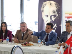 BAŞKAN ÜNLÜ MUHTARLARLA BULUŞTU