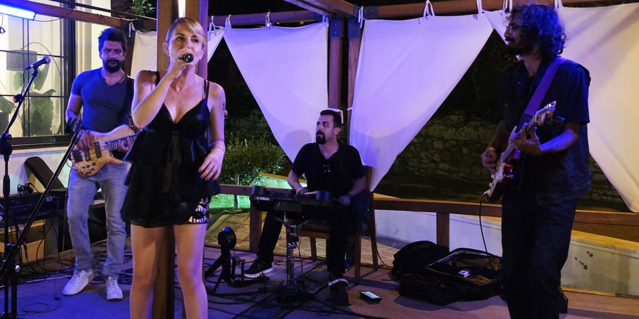 ONNİ BEACH RESTAURANT’TA BURCU DİNÇER RÜZGÂRI ESTİ!