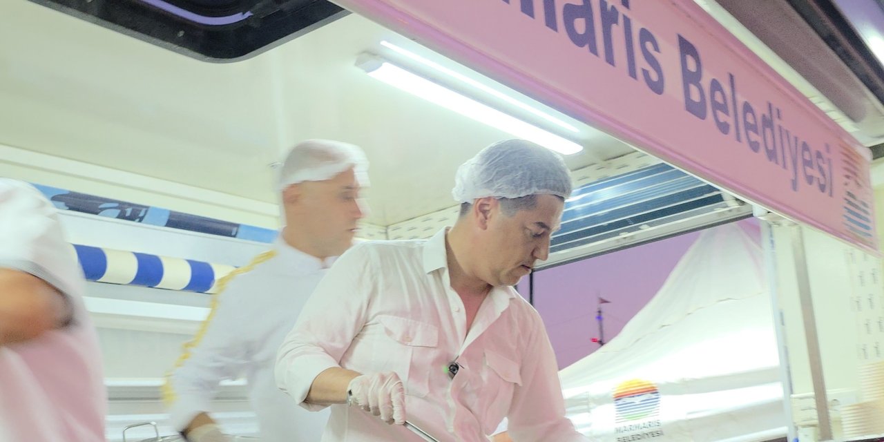 Marmaris Belediyesi’nden Aşure İkramı: Tatilciler de Yoğun İlgi Gösterdi