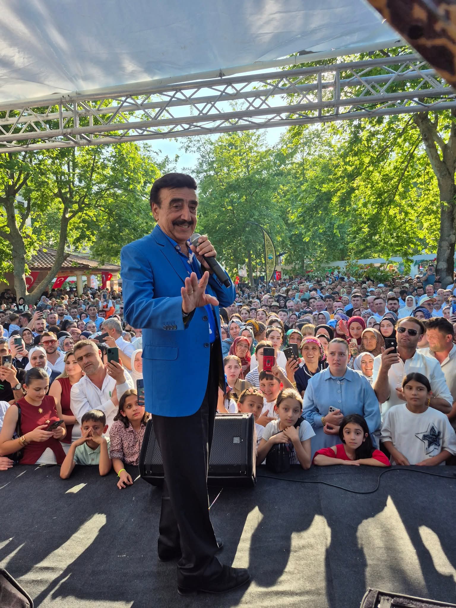 Hakkı Bulut’tan Sitem Dolu Paylaşım: “Kıskanan çatlasın, ben sahnelerde fırtına gibi esmeye devam ediyorum”