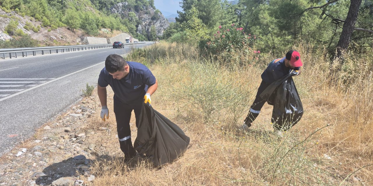 Marmaris’te Ortak Temizlik Mesaisi: Yol Kenarına Gıda Atıkları Şok Etti