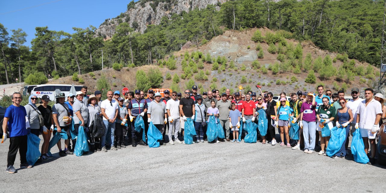 15 GÜN ÖNCE TEMİZLENEN YOLDA 140 POŞET ÇÖP TOPLANDI