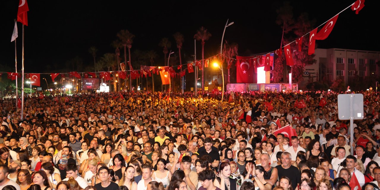 SONSUZ ZAFERE MUHTEŞEM KUTLAMA