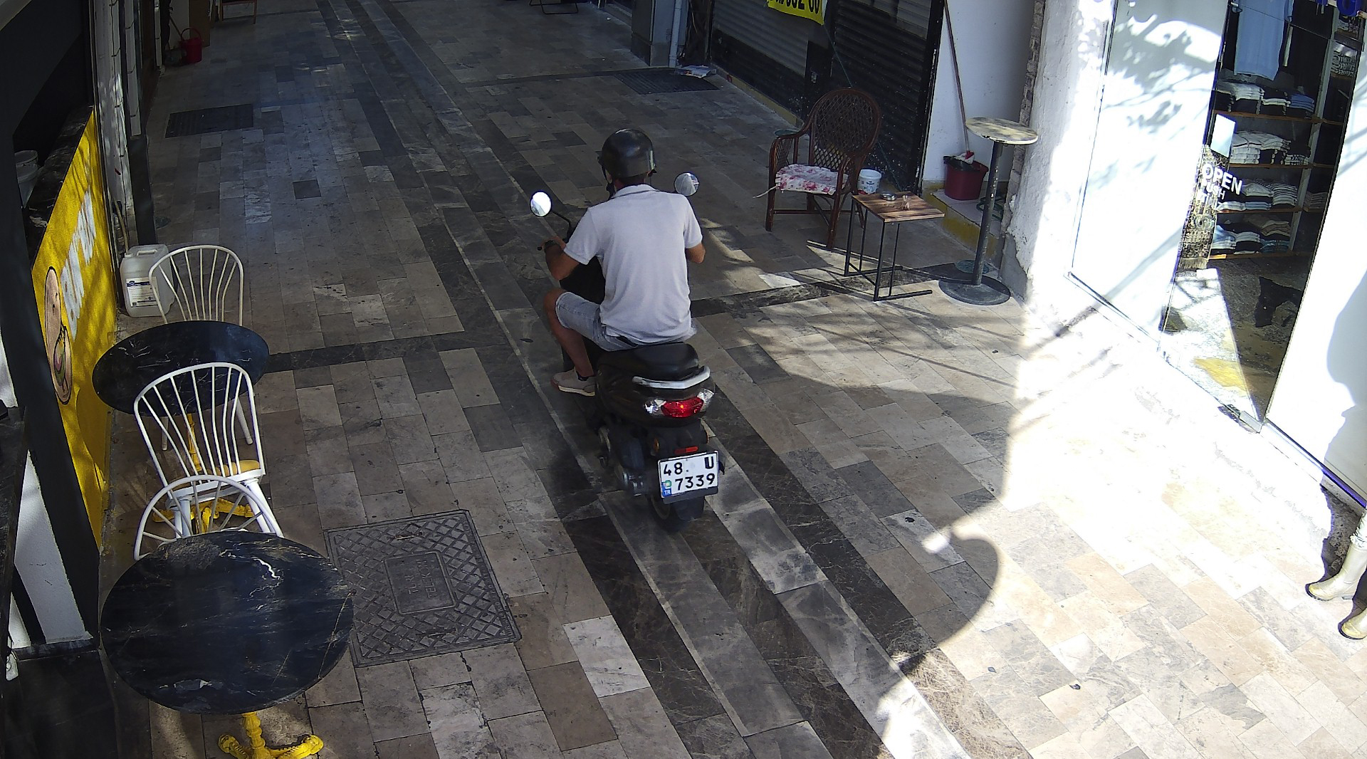 MARMARİS ÇARŞI’DA PLAKA OYUNU!