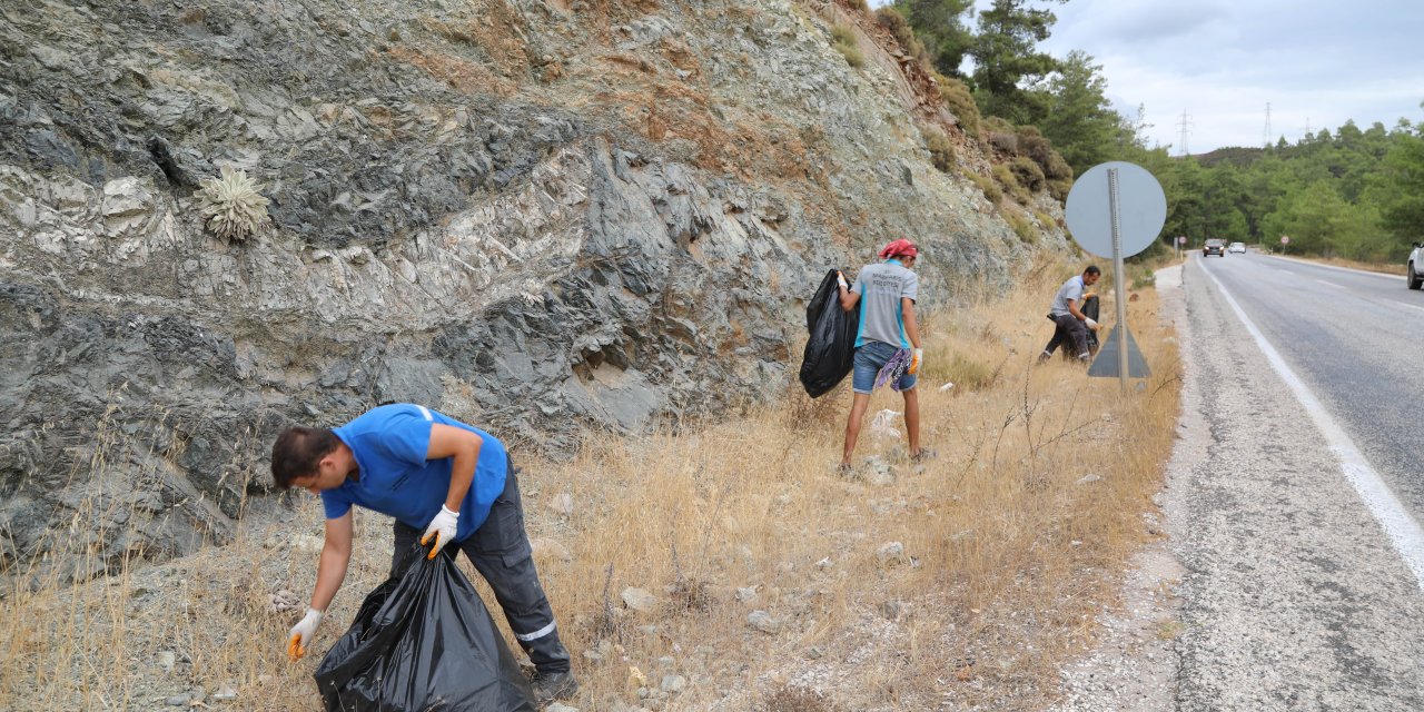 Marmaris Belediyesi ekiplerinden rekor:  25 KİŞİLİK EKİP 55 KİLOMETRELİK YOLU YÜRÜYEREK TEMİZLEDİ