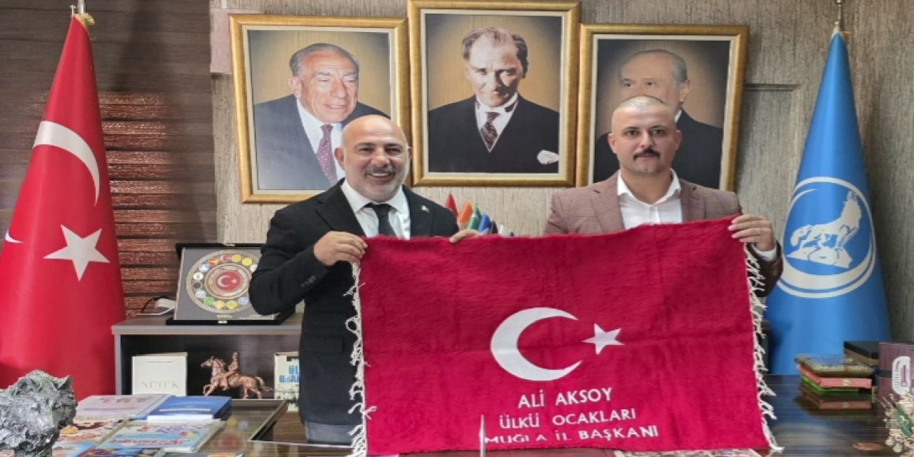 MHP Muğla 2. Bölge Başkanı Aslankök’ten Ülkü Ocakları İl Başkanı Aksoy’a Anlamlı Hediye