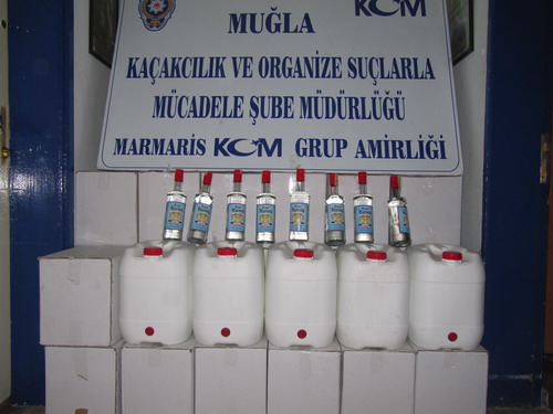 Polisten kaçak içkiye darbe