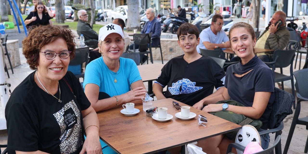 SONBAHARIN EN GÜZEL ZAMANLARI HALK KAFELERDE GEÇİYOR