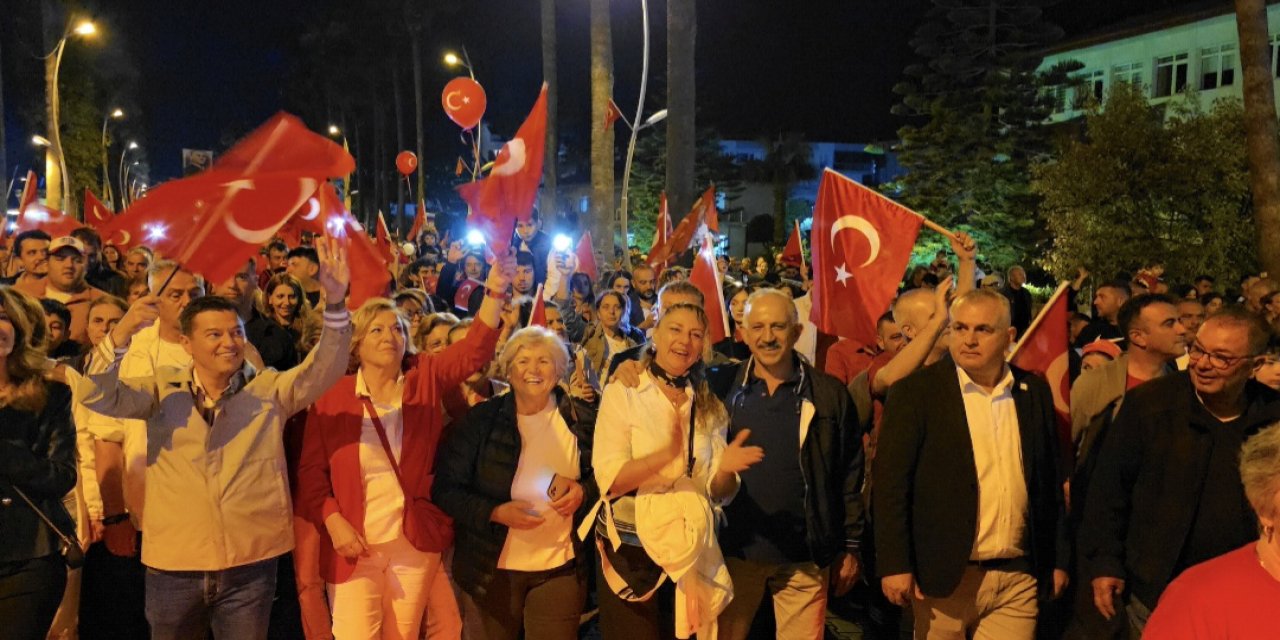 Marmaris’te Yankılanan Tek Ses: “Yaşasın Cumhuriyet!”