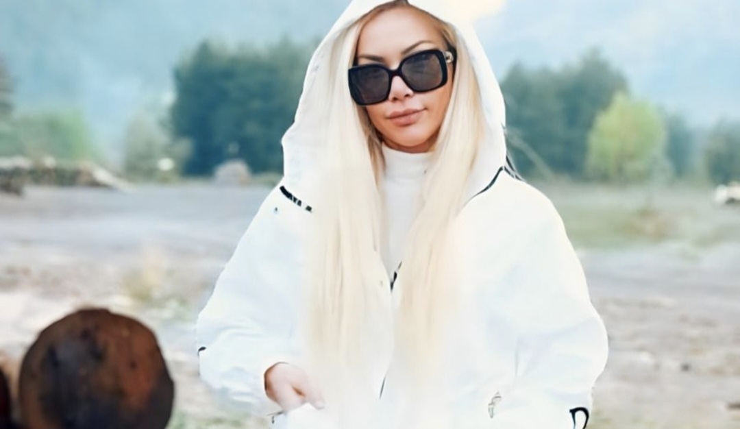 FULYA ÜNAL SAHNEDE GÜLLÜYÜ YAŞATIYORUM