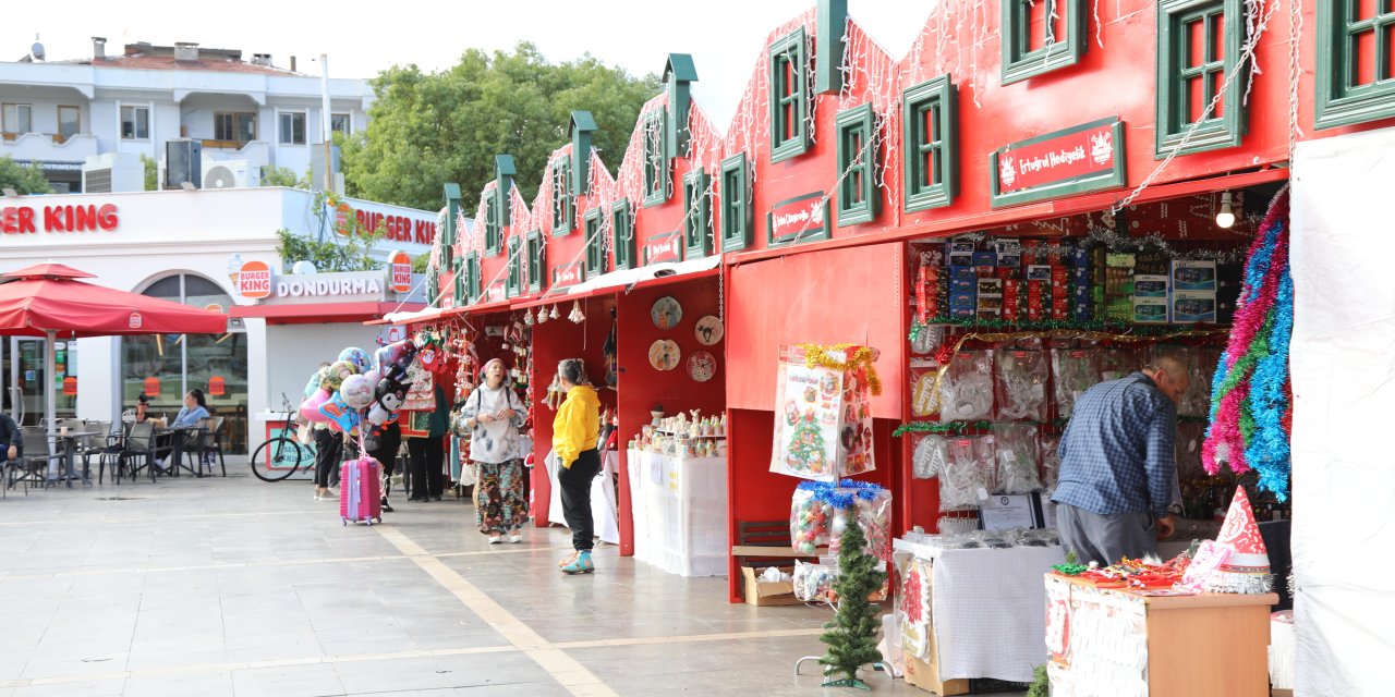MARMARİS YENİ YIL FESTİVALİ RENKLİ GÖRÜNTÜLERLE BAŞLADI