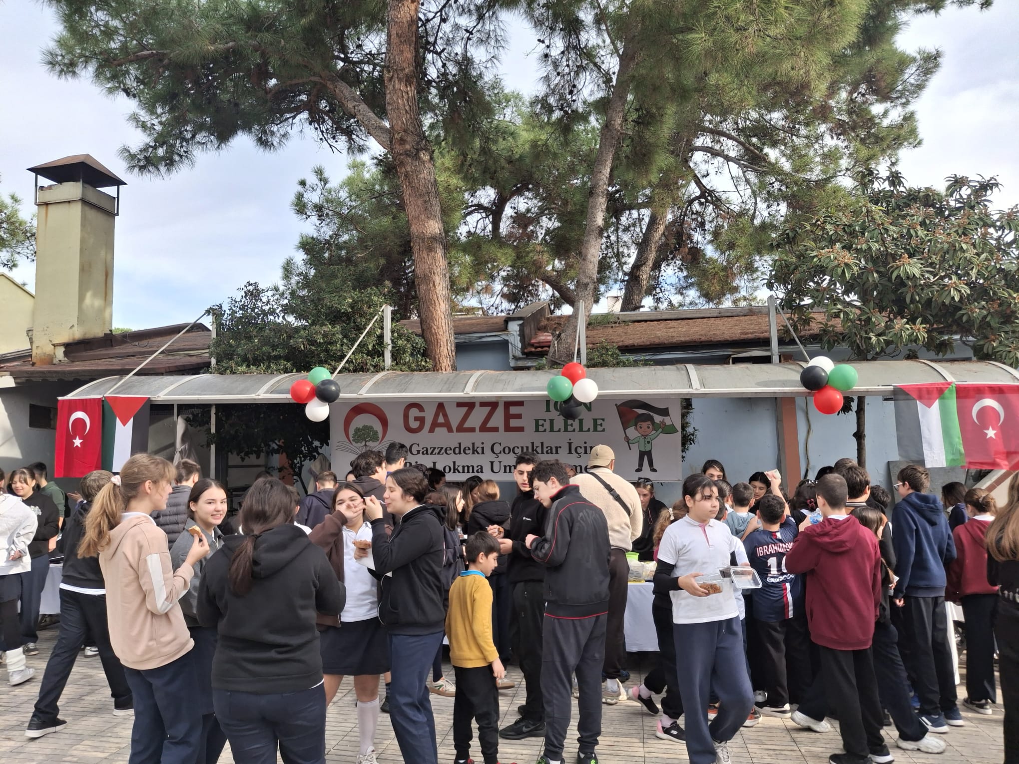 Marmaris’te “Gazze İçin El Ele Dayanışma Kermesi” Düzenlendi