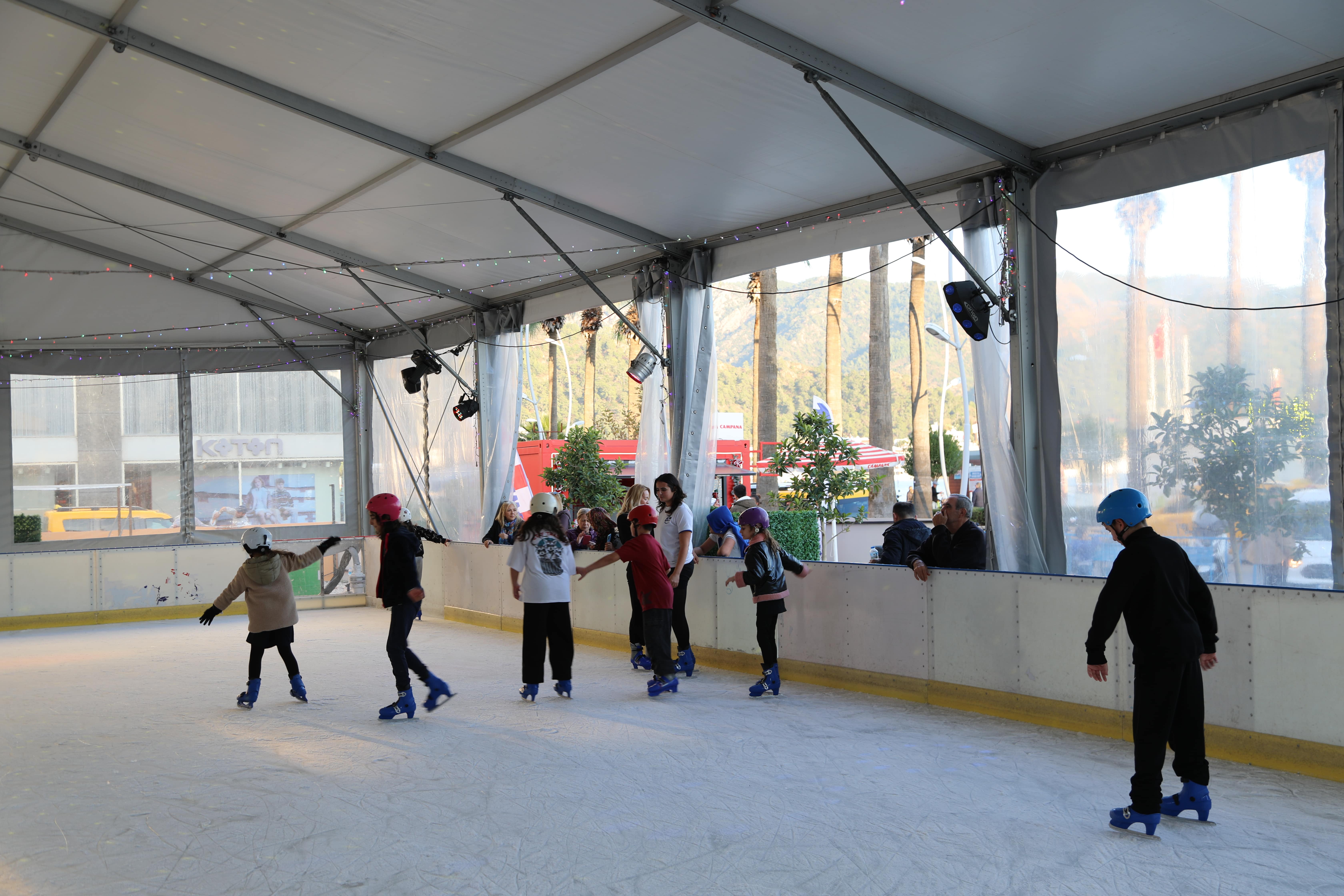 BUZ PİSTİ AÇILDI, EĞLENCE DORUĞA ULAŞTI