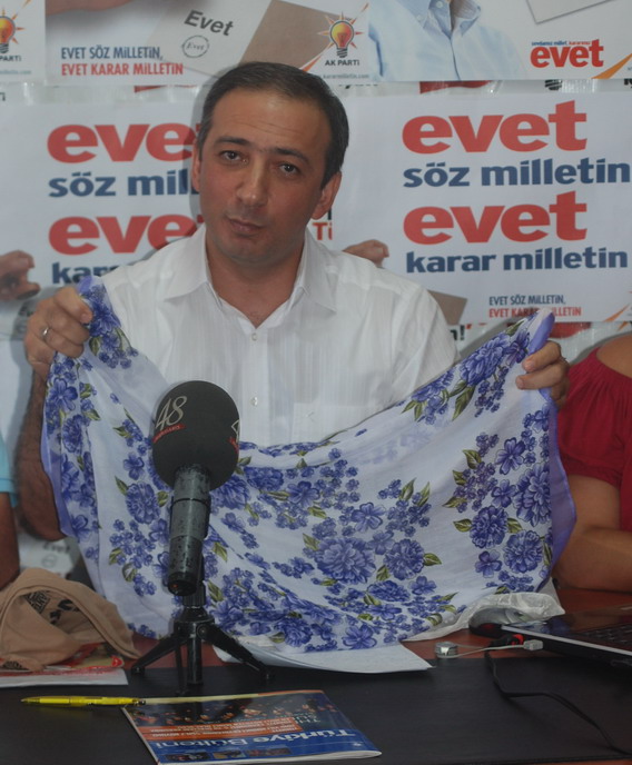 Kadem Mete, 'hayır'cı kanadın, halkı bilinçlendirmek yerine 'demogoji' yaptığını, yalan ve yanlış bilgiler verdiğini savundu.