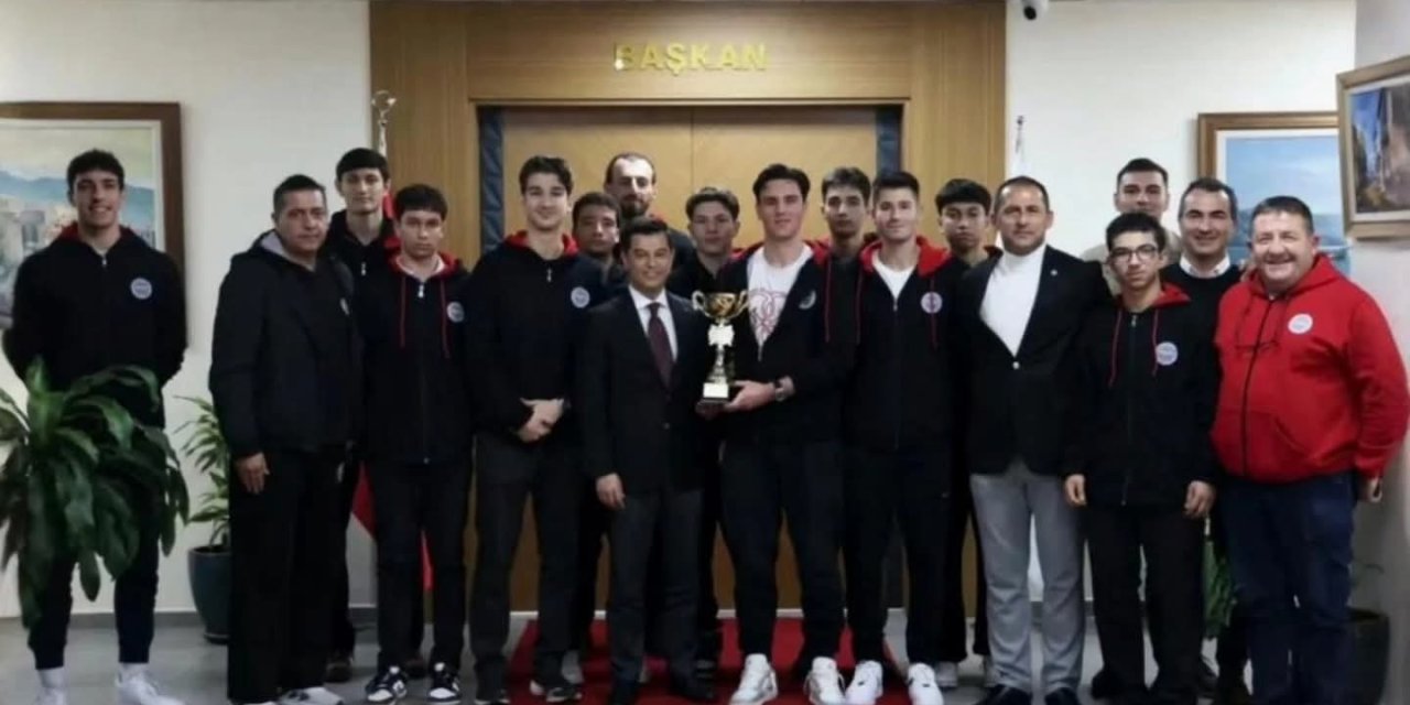 Marmaris Belediyespor U18 Basketbol Takımı’ndan Başkan Ünlü’ye Ziyaret