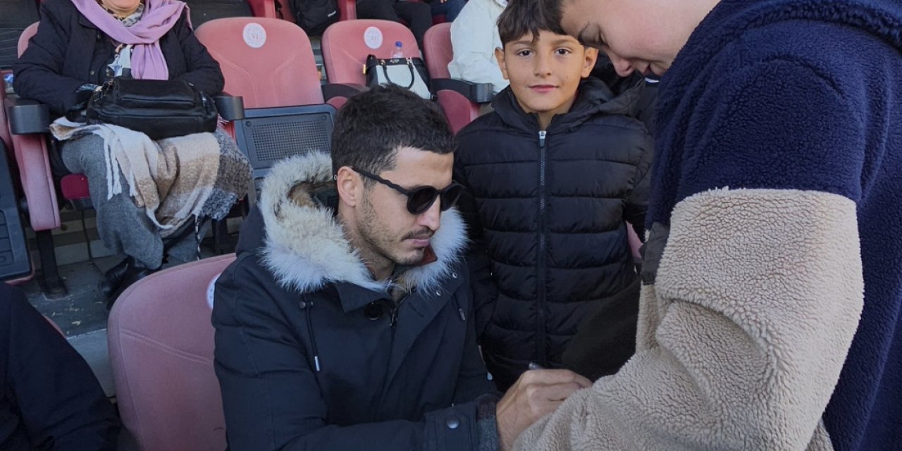 Beşiktaşlı futbolcu Salih Uçan Marmaris’te maçı tribünden izledi