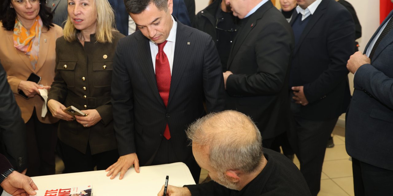 YAVUZ OĞHAN MARMARİS’TE OKUYUCULARLA BULUŞTU