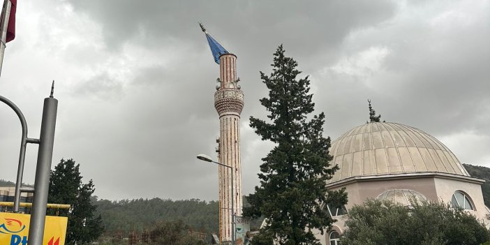 Marmaris’te Fırtına Tehlike Yarattı: Minare Külahı Güvenli Şekilde İndirildi
