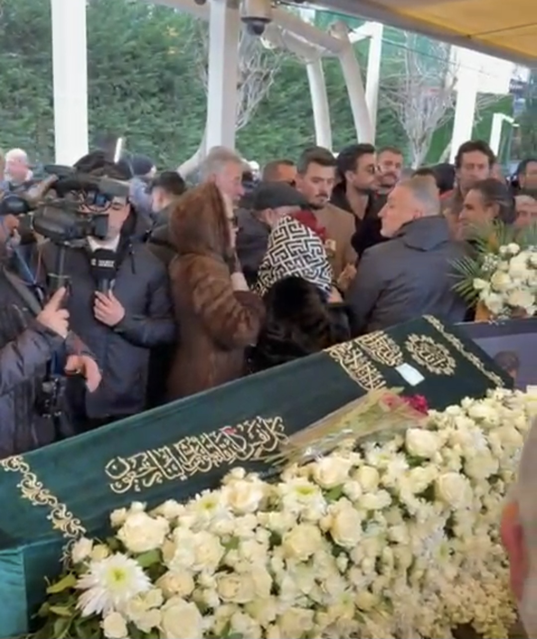 Fatih Ürek Son Yolculuğuna Alkışlar ve Gözyaşlarıyla Uğurlandı