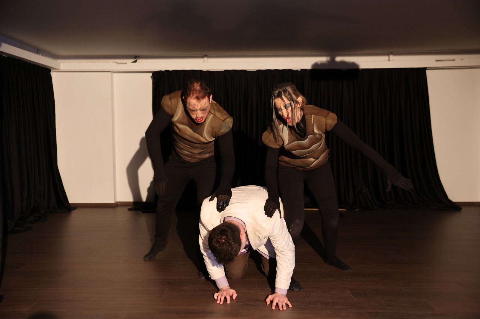 MARMARİS’TE BİR İLK: MARMARİS BELEDİYESİ TİYATROSU PERDE DİYOR