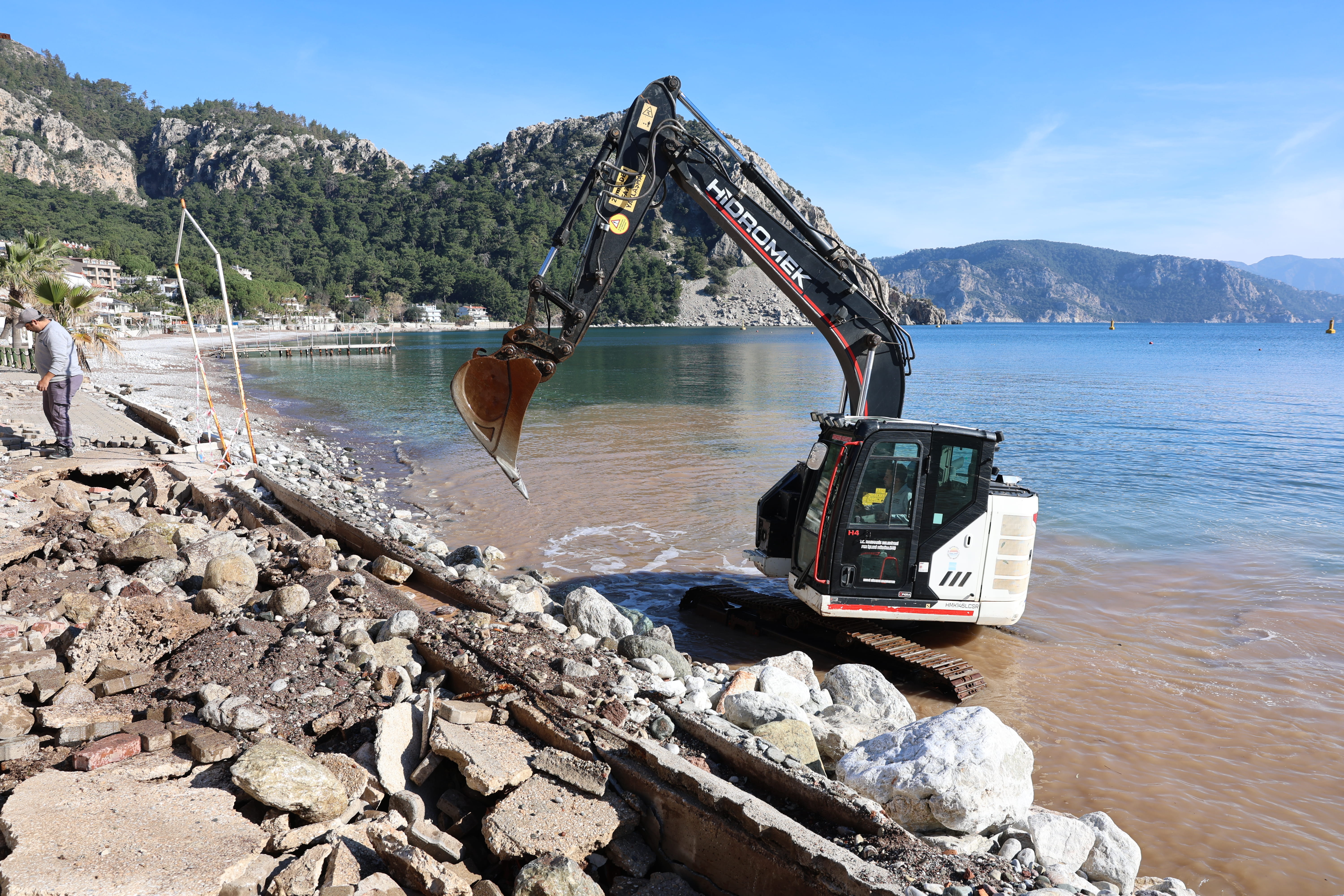 TURUNÇ SAHİL YOLU ONARILIYOR