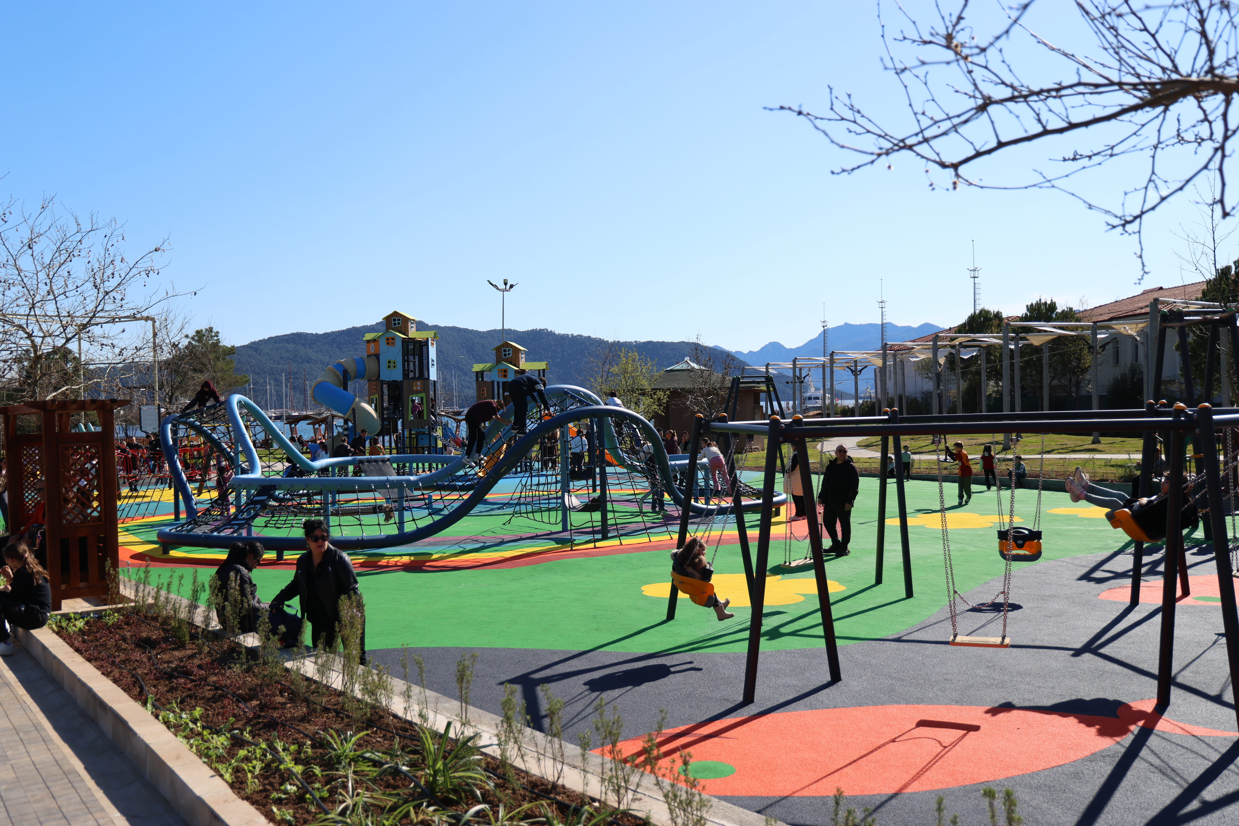 ÇOCUKLAR İÇİN YENİLENDİ, NEŞEYLE AÇILDI