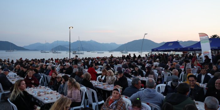 MARMARİS’TE KADİR GECESİ’NDE BİNLERCE KİŞİ AYNI SOFRADA BULUŞTU