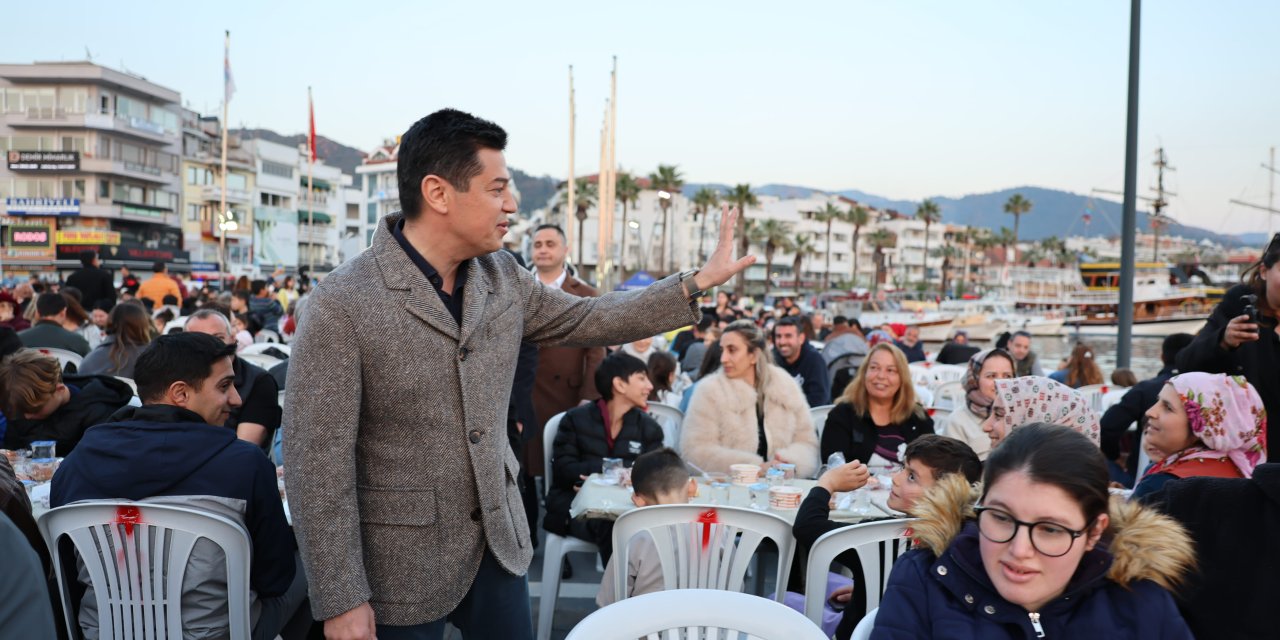 MARMARİS’TE KADİR GECESİ’NDE BİNLERCE KİŞİ AYNI SOFRADA BULUŞTU