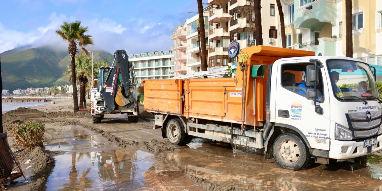 MARMARİS’TE FIRTINA VE SAĞANAK ALARMI: EKİPLER GECE BOYUNCA SAHADAYDI