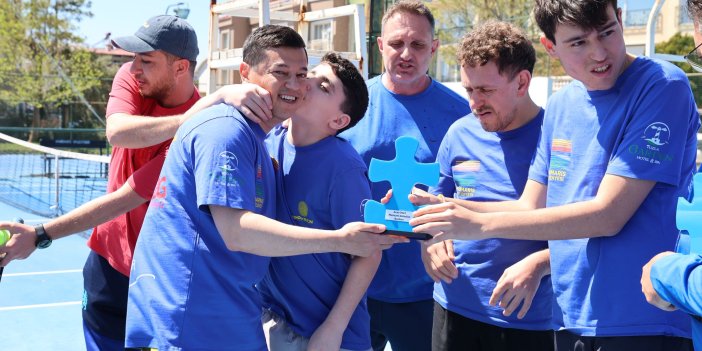 MARMARİS’TE OTİZM FARKINDALIĞI KORTA TAŞINDI