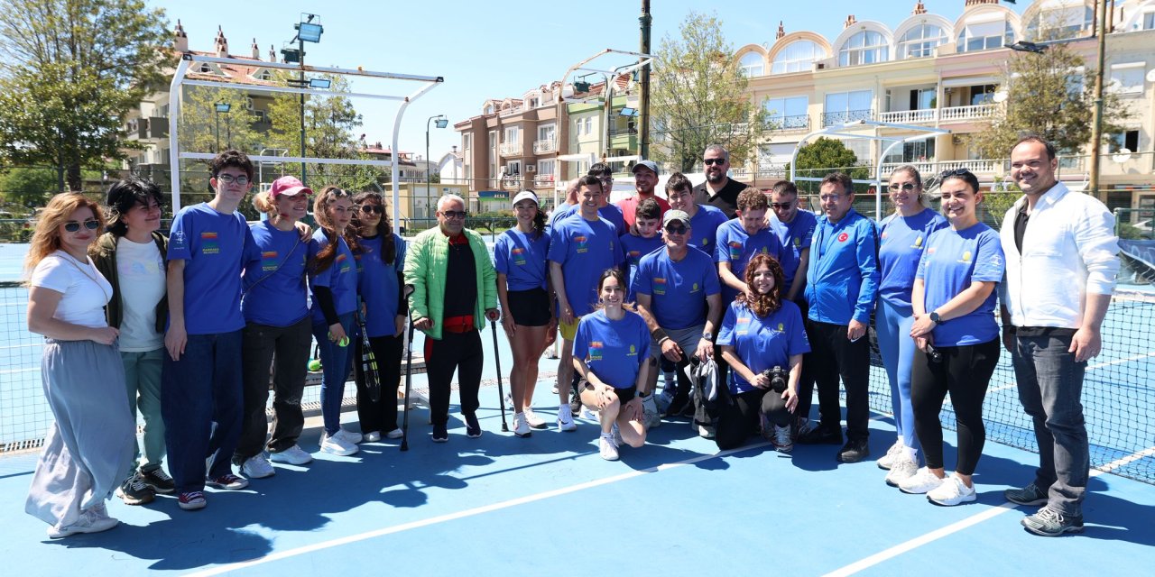 MARMARİS’TE OTİZM FARKINDALIĞI KORTA TAŞINDI