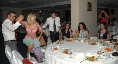 sezonun yorgunluğunu yemekte attı