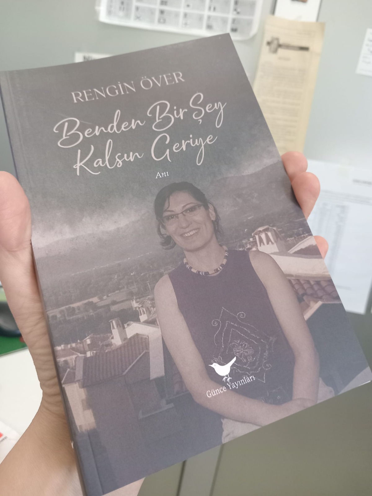 Kalpte Kalan İzler Kitaba Dönüştü: Rengin Över’in İlk Eseri Okuyucuyla Buluştu