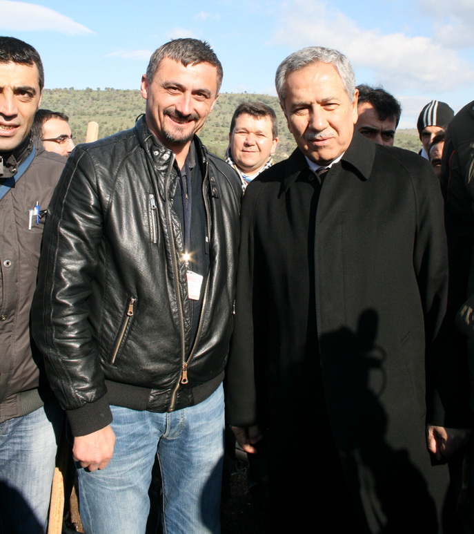 Ormanında ağaç dikti