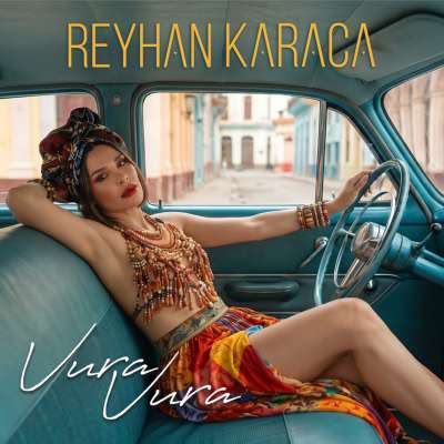 Reyhan Karaca Yazın Sıcağını "Vura Vura" ile Karşıladı