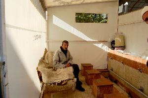 17 yıldır cami avlusunda yaşıyor