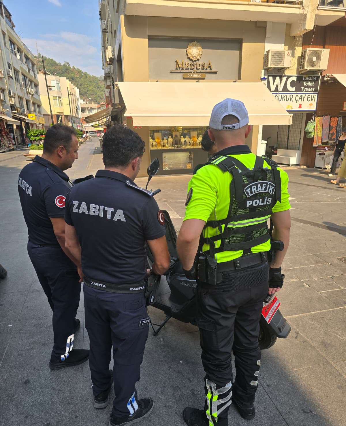 MARMARİS ÇARŞISI’NDA MOTOSİKLETLERE ORTAK DENETİM