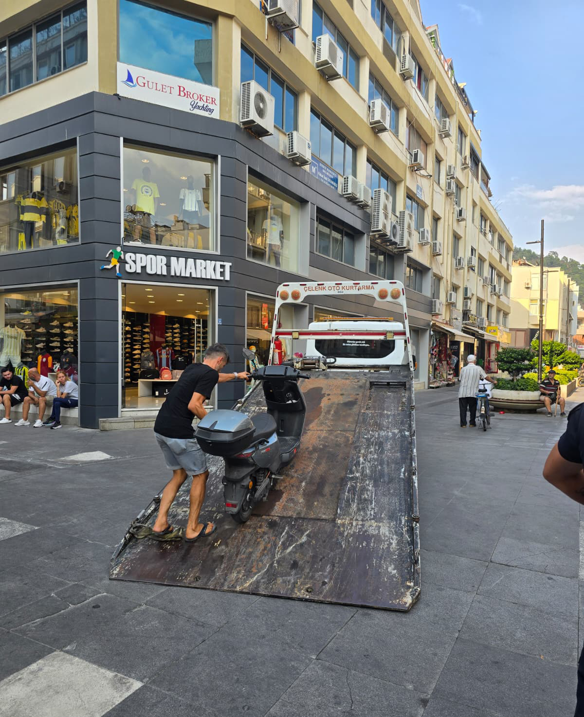 MARMARİS ÇARŞISI’NDA MOTOSİKLETLERE ORTAK DENETİM
